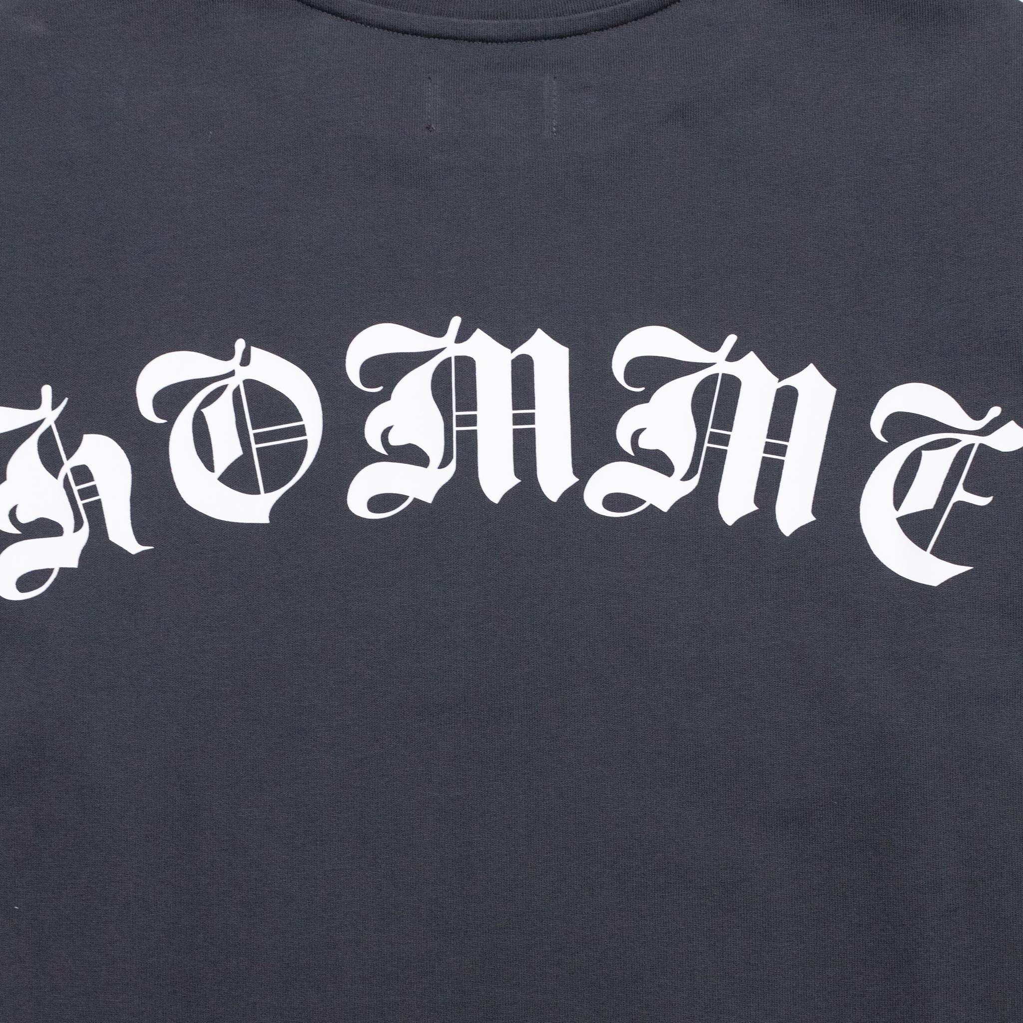 HOMME+ Old English Script Tee Charcoal