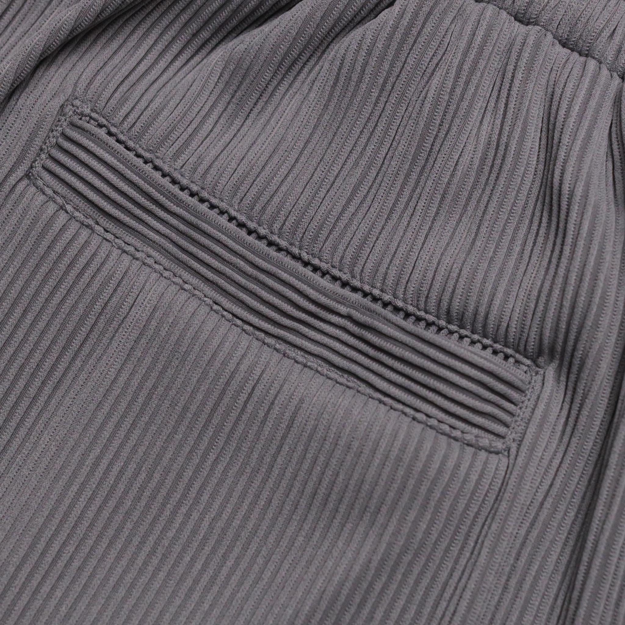HOMME+ Pleating Short Charcoal